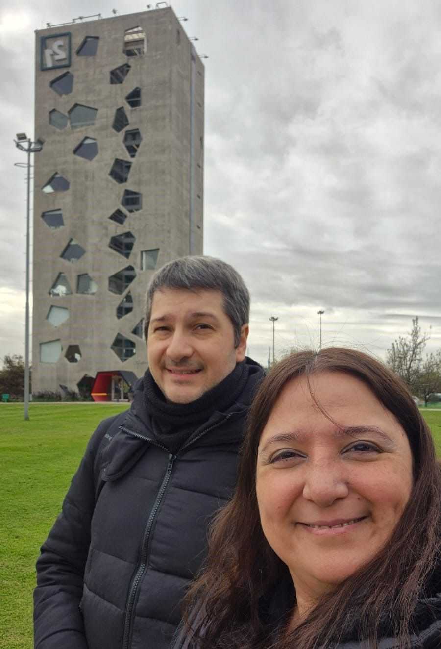 Pareja de egresados en Siglo 21 